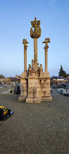 Calvaire dans le cimetière | Gurunhuel 