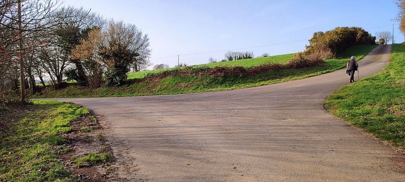 Pousuivre le circuit par la droite 