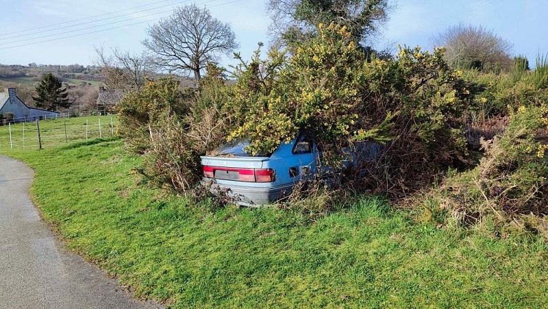 épave de voiture en bord de route | Gurunhuel 
