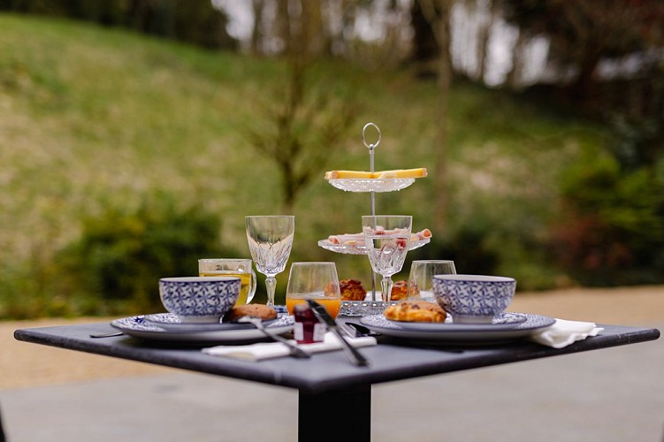 Petit Déjeuner - Terrasse arrière vue forêt