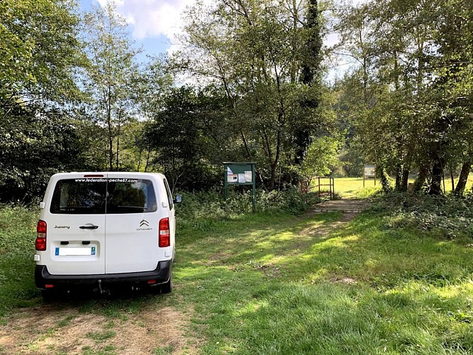 Zone de stationnement de Brignac rive droite - Pêche sur la Vienne en Limousin à Royères
