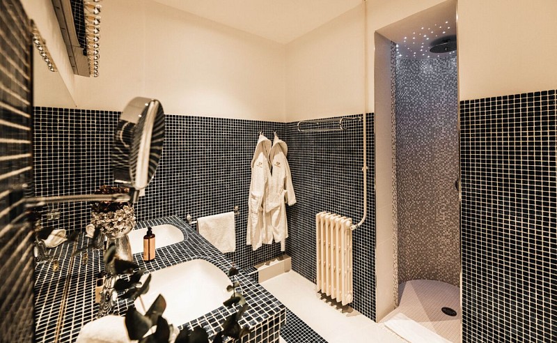 chambres-hotes-ecrin-lumiere-douche-ronde-campsegret-tourisme 2