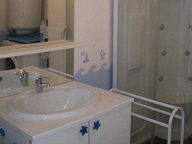 Esprit Bord de Mer à Sainte Honorine des Pertes, salle de bains