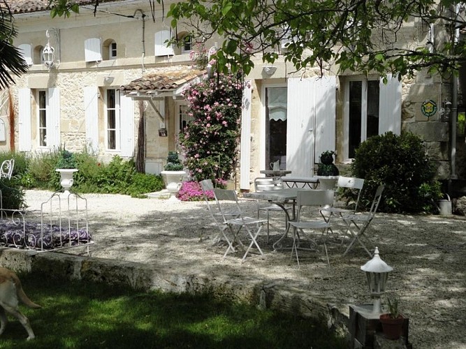 Gite-de-Brian-Terrasse-800x600-Pierrot-Cezac-Credit-GDFGironde