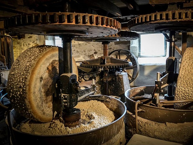 Fabrication de papier au Moulin du Got avec des meules en granit de 1865