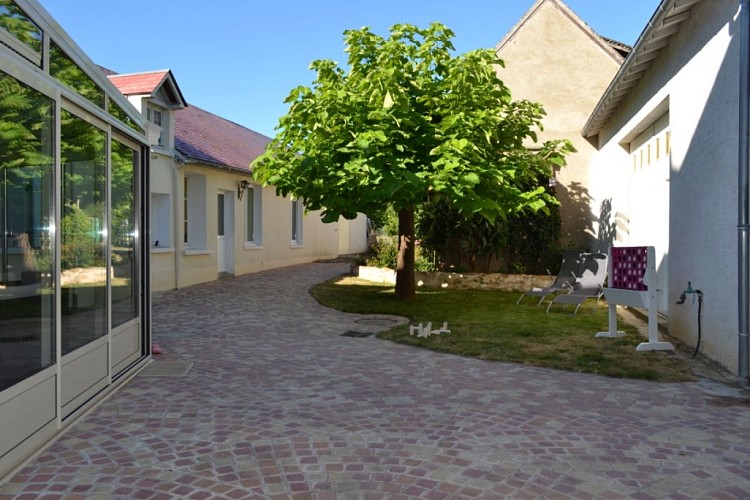 Jolie cour avec terrasse ombragée