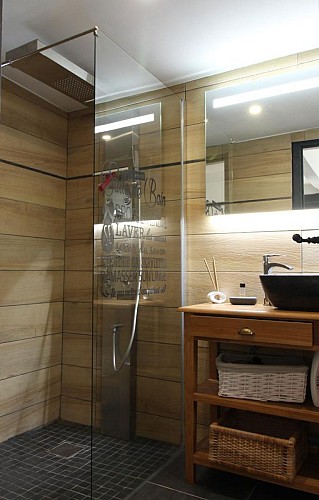 Maisonnette de bord de rivière avec ponton