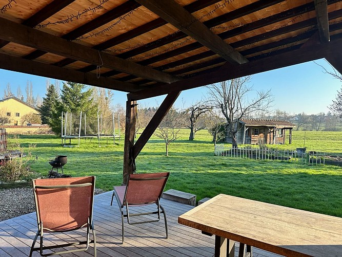 Un coin terrasse privatif avec jeux extérieurs et barbecue à votre disposition.