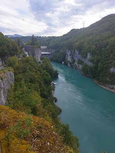 Le barrage de Génissiat depuis l'aval