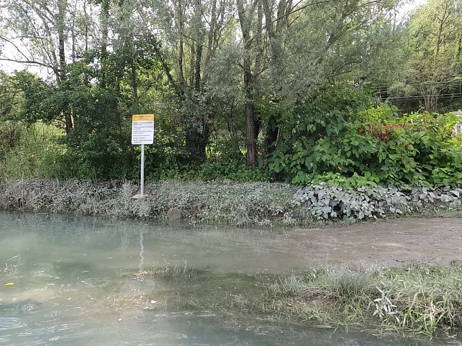 Débarquez en rive droite, ne vous approchez pas du barrage