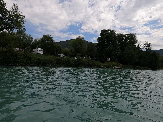 Camping du Haut-Rhône en rive gauche, vu depuis le fleuve