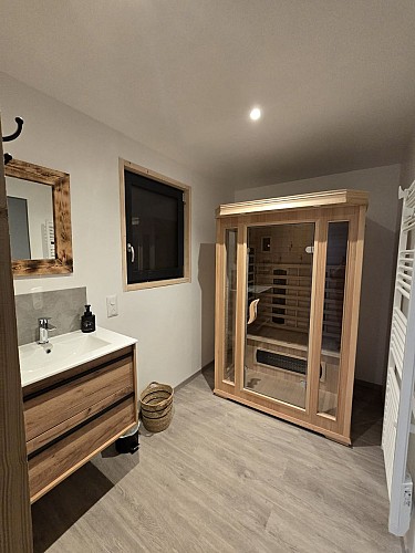 Salle de bain avec sauna infrarouge, lavabo et douche italienne 