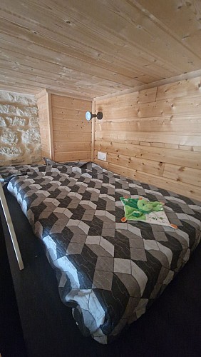 3eme espace couchage lit 90 au sol La Cle a Lolina en seconde mezzanine