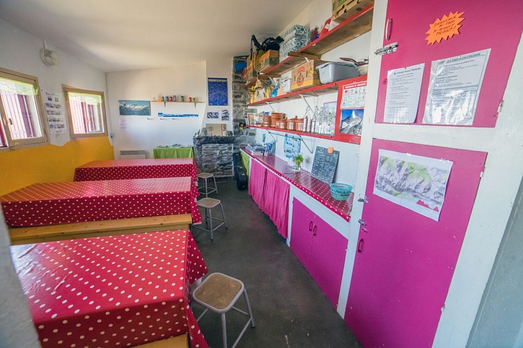 SALLE_A_MANGER_DU_REFUGE_DU_MAUPAS-Jan_NOVAK_-_Collection_FFCAM-1523-1900px