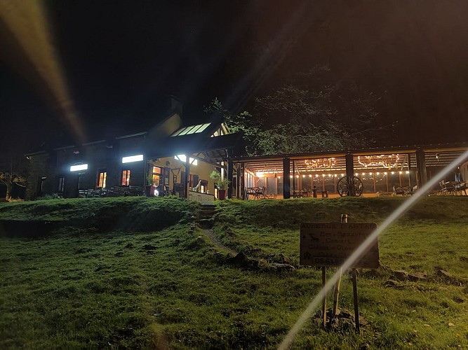 auberge d'astau facade la nuit