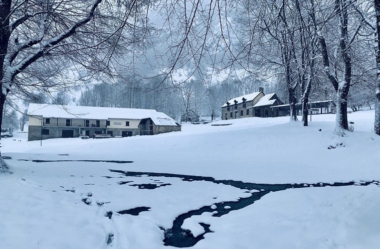 auberge d'astau sous la neige
