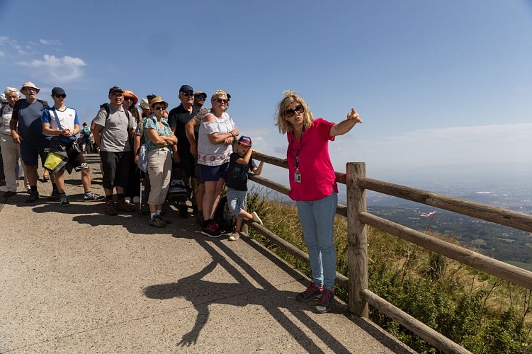 Visite guidée "Tout savoir sur le puy de Dôme" + étape dans les vestiges du temple de Mercure