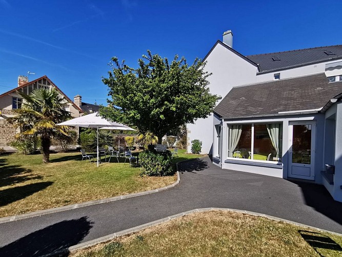 Hotel-Au-Moyne-de-Saire-Reville-arriere