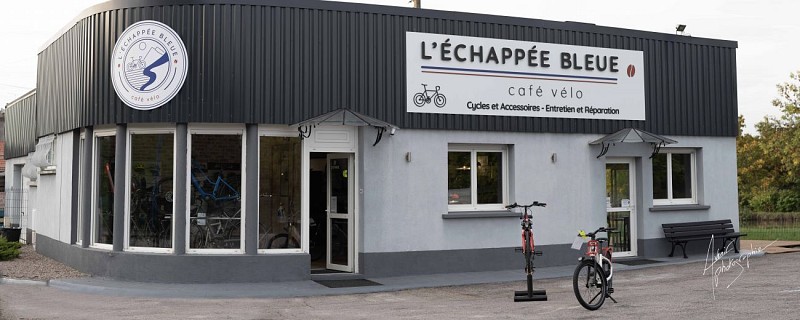 Entrée depuis le vaste parking