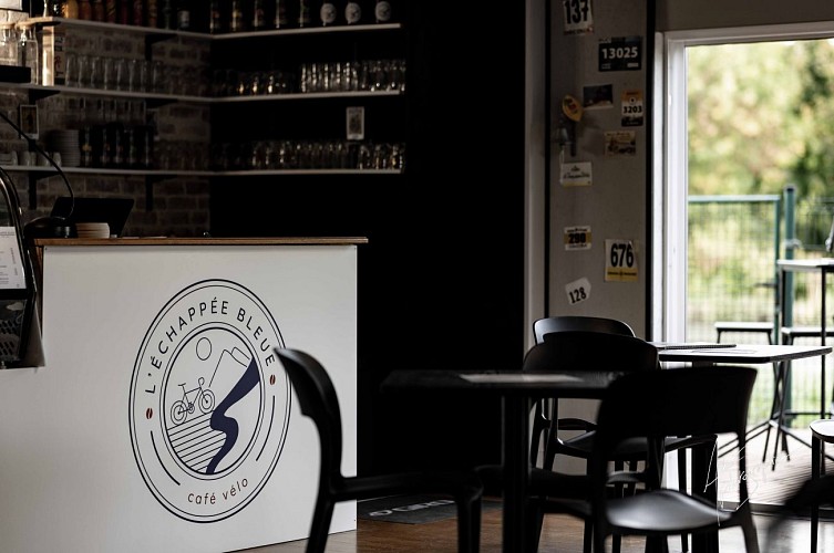 vue de l'espace café-vélo avec la presse spécialisée et l'écran TV pour la retransmission d'épreuves