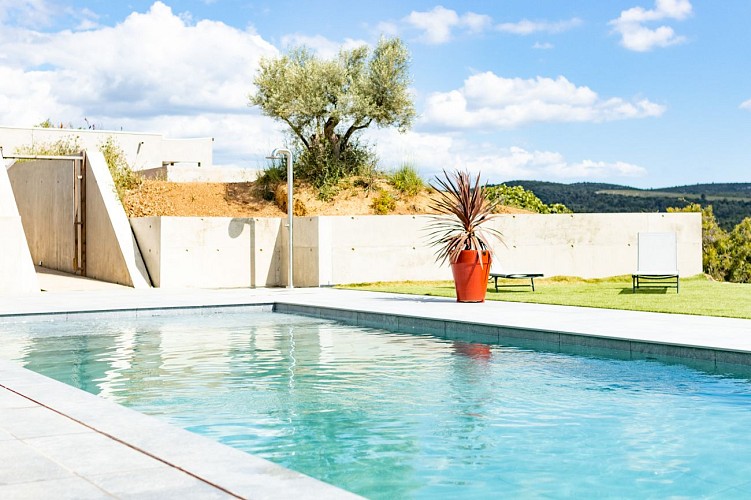 Vue de la piscine cote entree