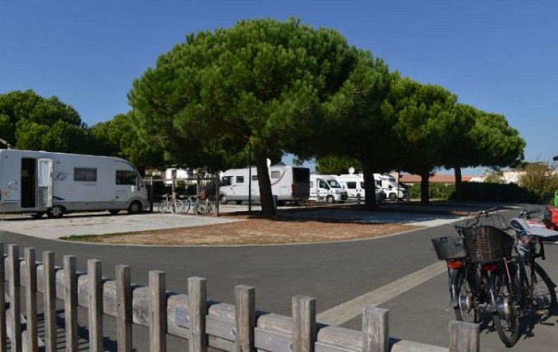 Aire de camping-car park, Les Pins