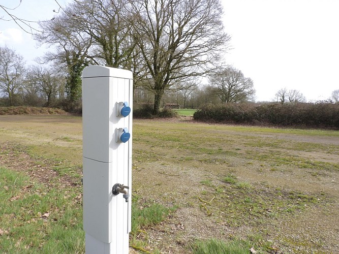 AIRE DE CAMPING-CARS - LE DOMAINE DE L'OISELIÈRE