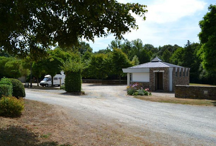 AIRE DE CAMPING-CAR - AU FIL DU LAY