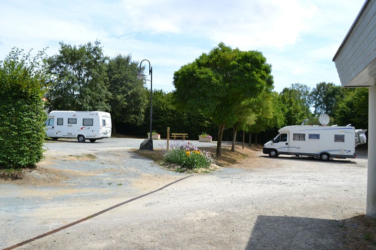 AIRE DE CAMPING-CAR - AU FIL DU LAY