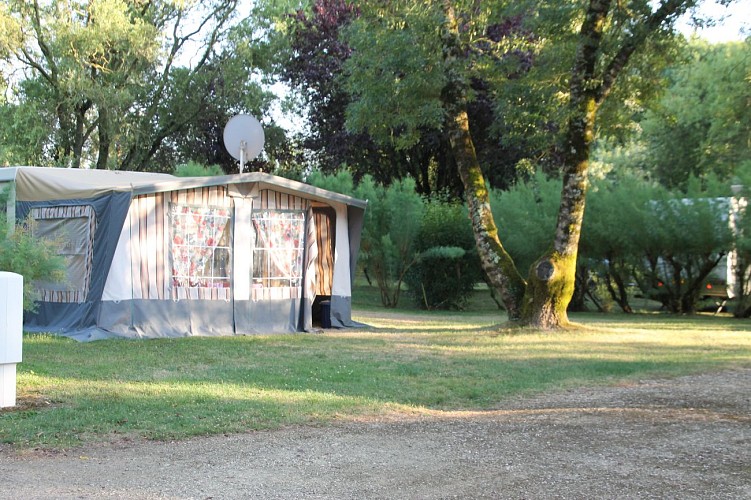 Aire de camping-car, camping Le Vieux Chêne