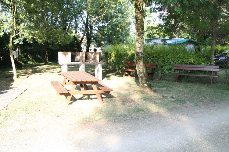 AIRE DE CAMPING-CAR CAMPING LE VIEUX CHÊNE