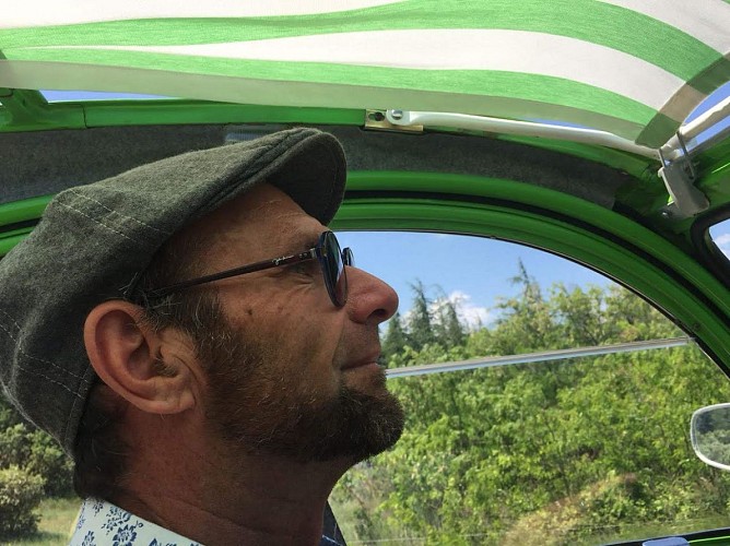 Ailleurs et Uzès - Guide conférencier en vintage-car