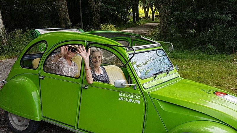 Ailleurs et Uzès - Guide conférencier en vintage-car