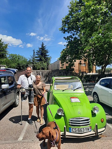 Ailleurs et Uzès - Guide conférencier en vintage-car