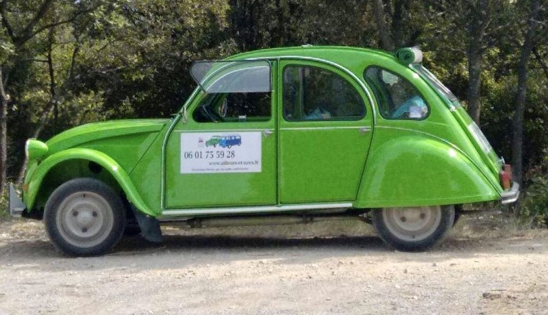 Ailleurs et Uzès - Guide conférencier en vintage-car