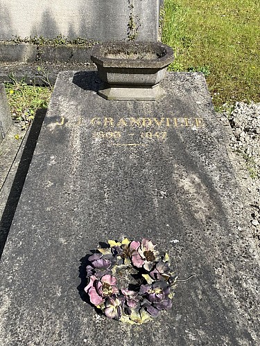 Tombe de J.J. Grandville au cimetière Nord de Saint-Mandé