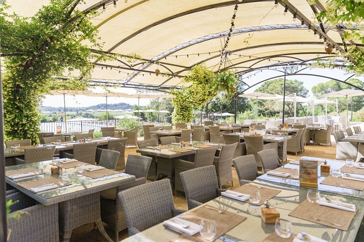 Terrasse Château St Pierre de Serjac