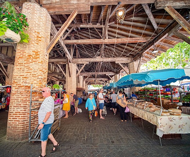 Grenade_Marché_place_de_la_Halle©Tourisme_Hauts_Tolosans