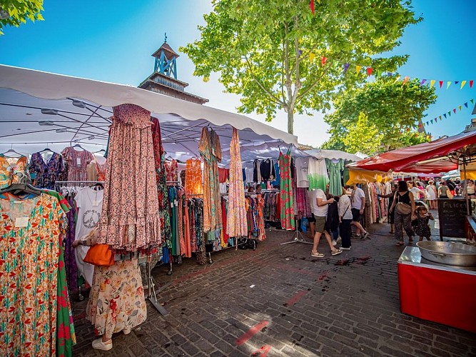 Grenade_Marché_place_de_la_Halle©Tourisme_Hauts_Tolosans