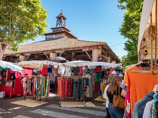 Grenade_Marché_place_de_la_Halle©Tourisme_Hauts_Tolosans