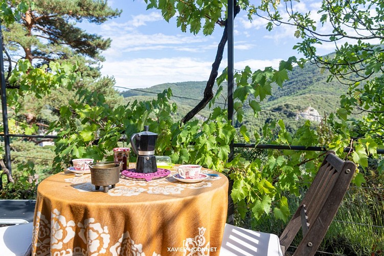 Petit-déjeuner en terrasse avec vue