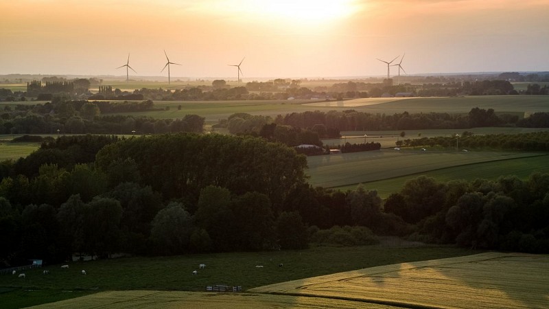 Vue aérienne campagnes Grand Leez coucher de soleil éolienne Denis Closon