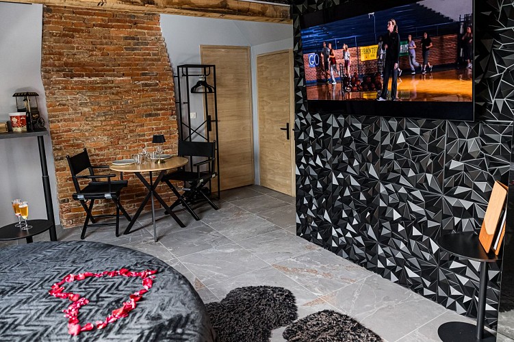 Espace repas et smart TV du Studio de l'Étoile