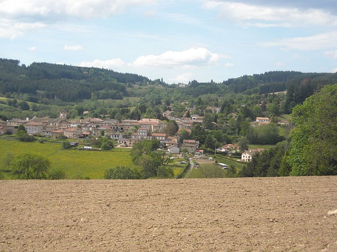 Vue sur le village et le col des Echarmeaux + Roche d'Ajoux