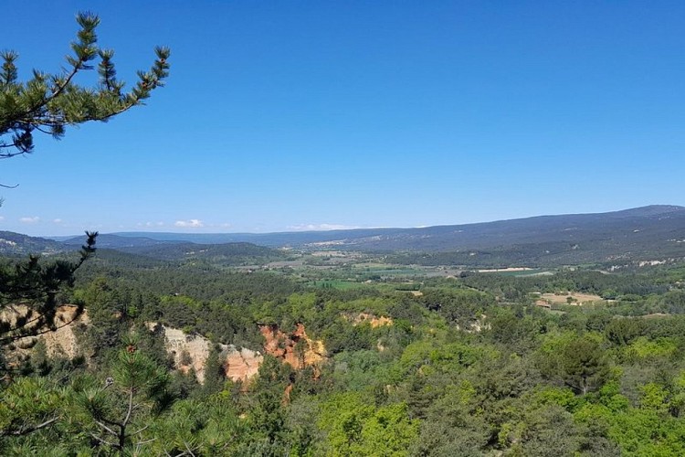 Saint Julien devant Saint-Saturnin-lès-Apt au loin