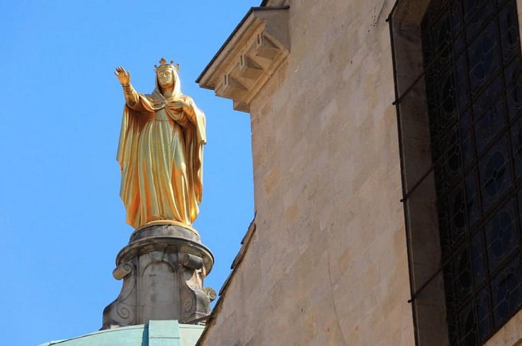 La Vierge couronnée