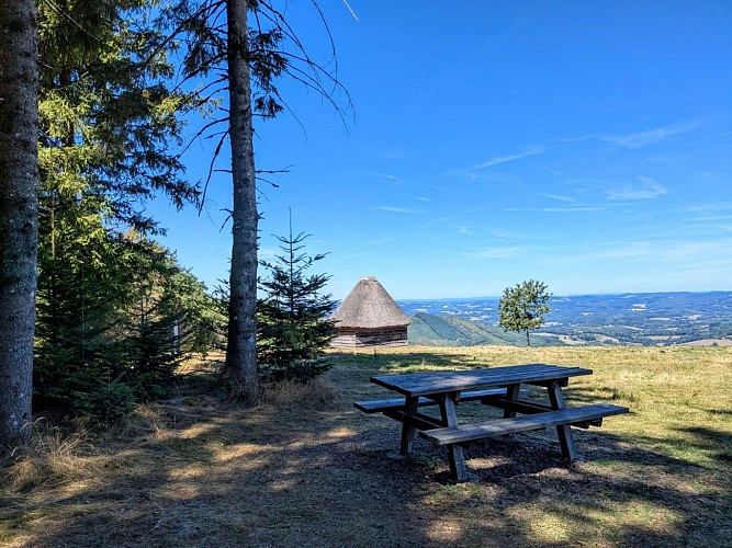 Table Pique-Nique Puy de la Monédière ©Manon Clavaud (2)