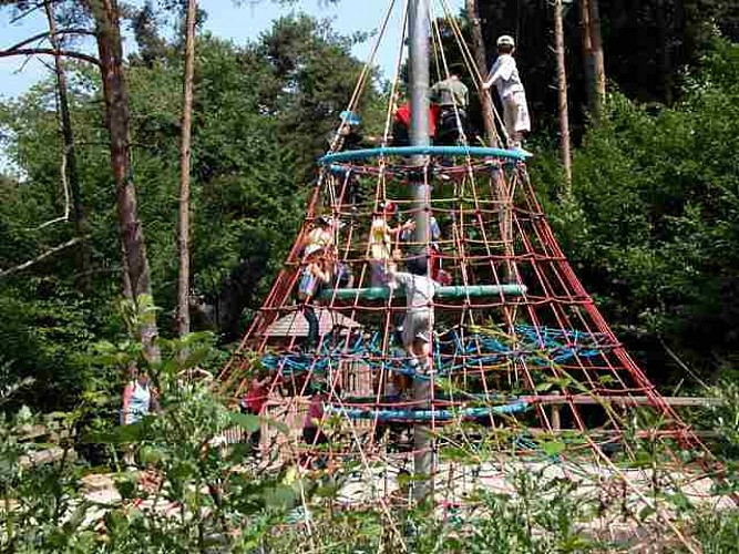 Courzieu park, birds of prey and wolves