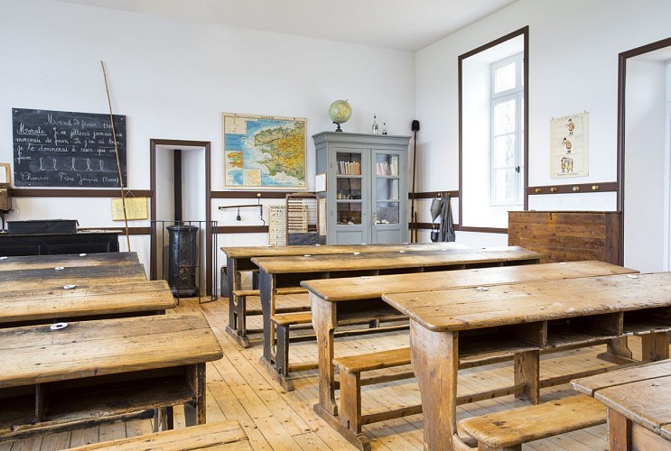 Salle_1910-Sous_un_autre_angle-Musee_de_l_ecole_rurale-44573
