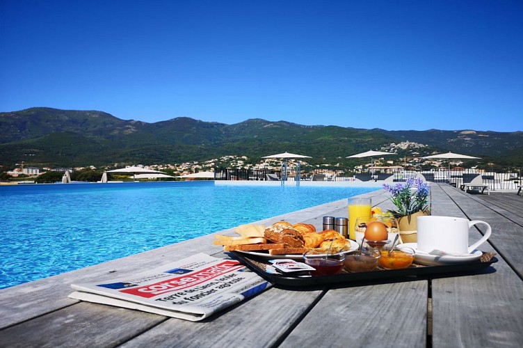 piscine-avec-petit-dej-hotel-lido-de-la-marana-1